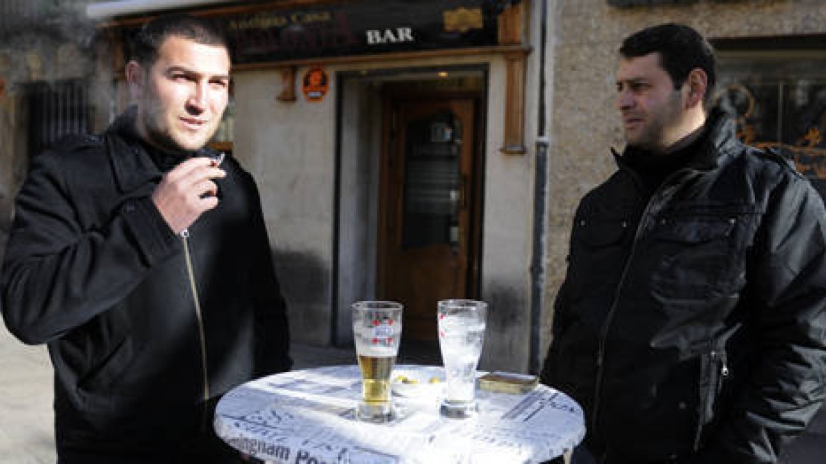 Fumadores a la puerta de un bar. / ÁLVARO MARTÍNEZ-