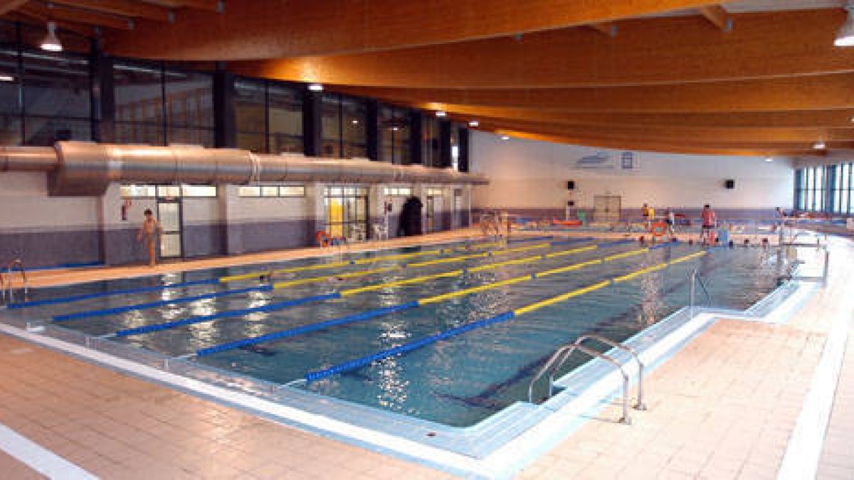 La piscina municipal del polideportivo Ángel Tejedor. / VALENTÍN GUISANDE-