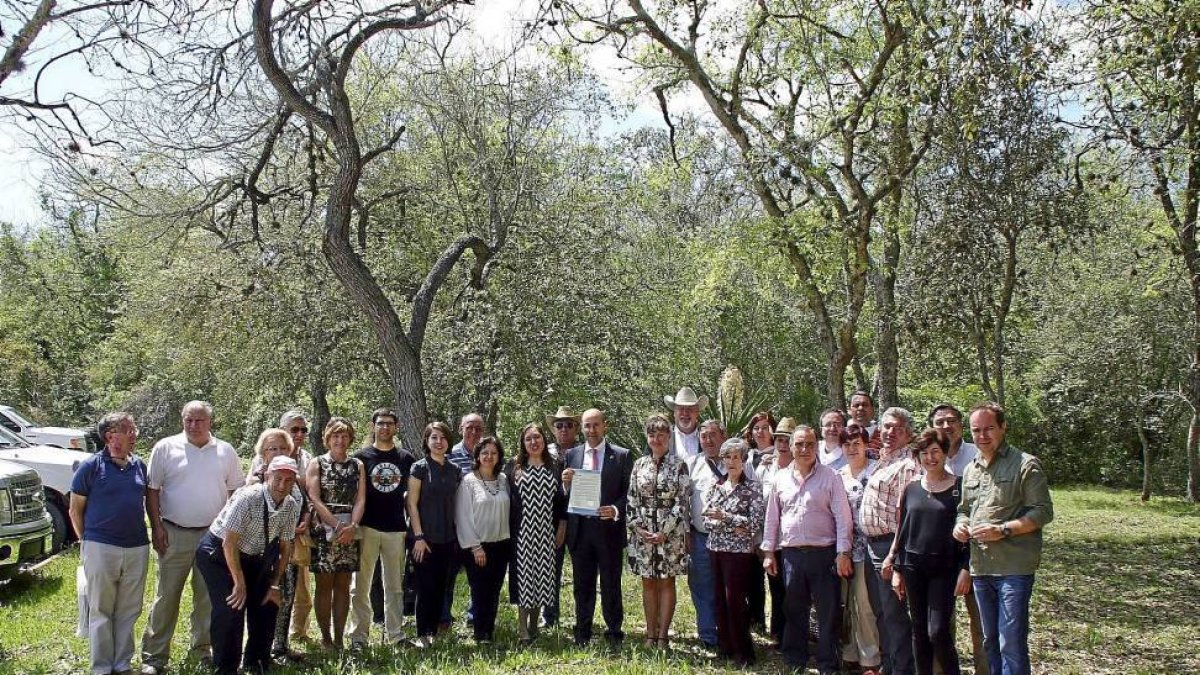 La delegación de agredeños en Goliad junto a la alcaldesa, su juez y Jesús Manuel Alonso en el centro con el acuerdo que establece el 23 de marzo Día de Ágreda en Texas.-J. S.