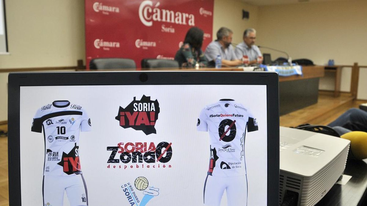 En pantalla, el diseño de la camiseta durante su presentación ayer en la Cámara de Comercio.-VALENTÍN GUISANDE