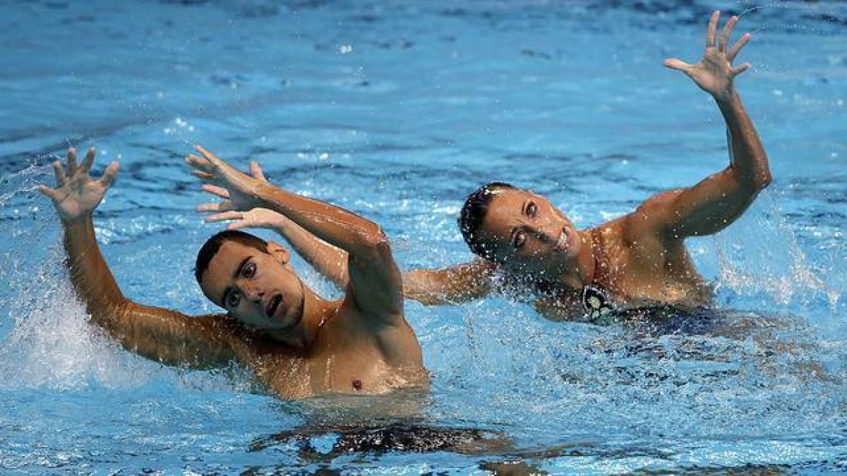 Gemma Mengual y Pau Ribes, durante su actuación en las preliminares de dúo libre mixto en los Mundiales de natación que se disputan en Kazán (Rusia).-Foto:   EFE / ALBERTO ESTÉVEZ