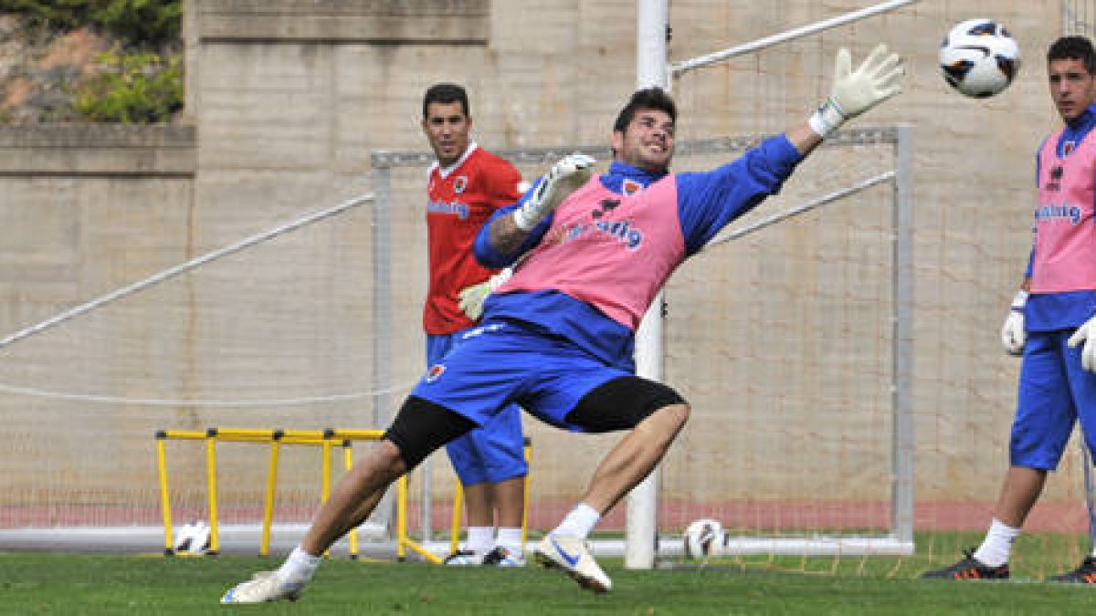 Iago Herrerín durante un entrenamiento en el anexo de Los Pajaritos. / VALENTÍN GUISANDE-