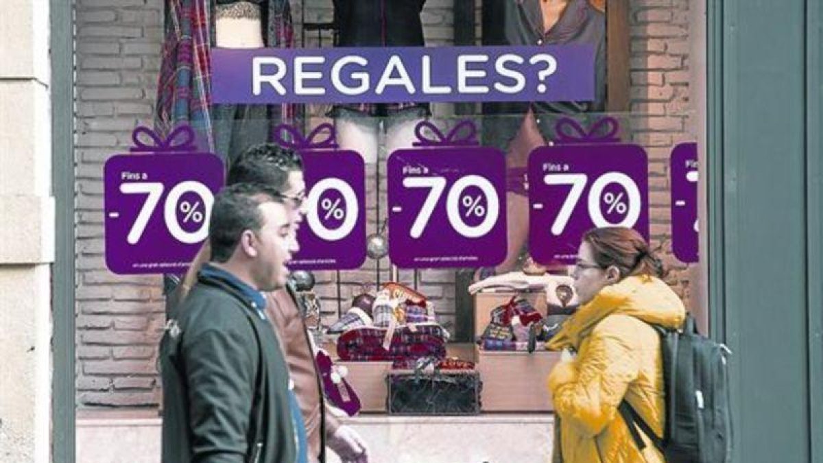 Imágenes de las rebajas captadas en Barcelona el pasado lunes 2 de enero.-JULIO CARBÓ / JOAN PUIG