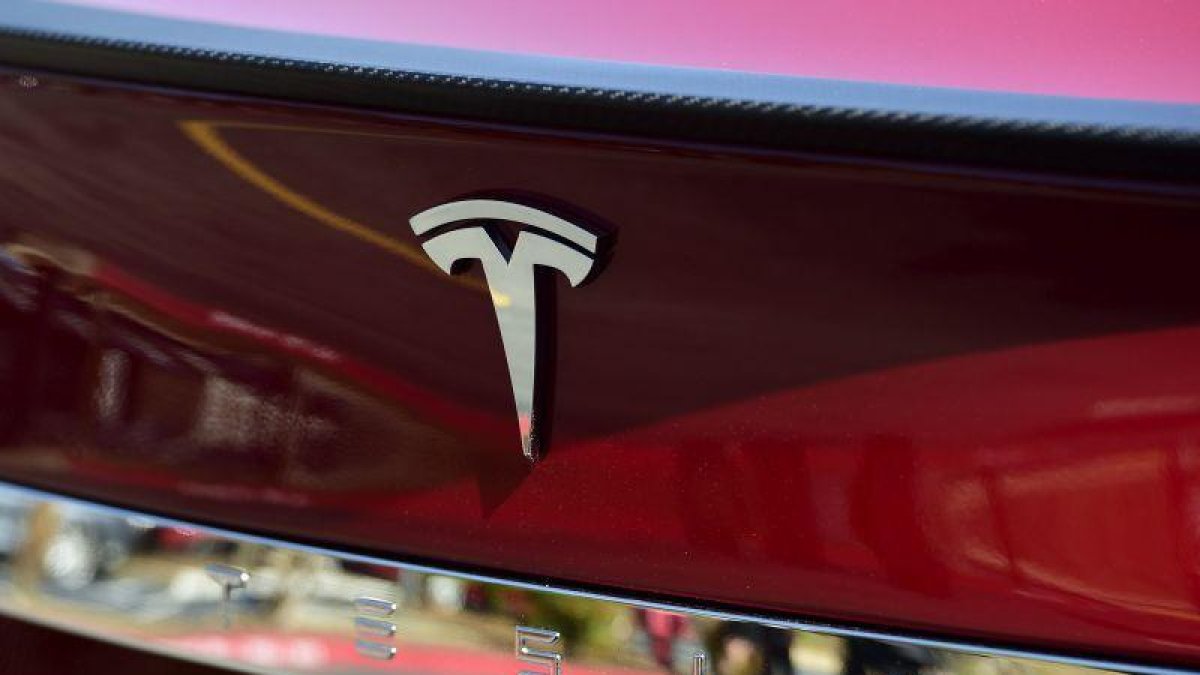 Fotografía de archivo del logo de la compañía estadounidense Tesla.-EFE