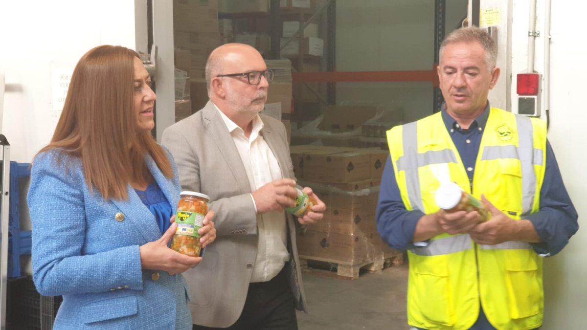 La delegada del Gobierno en Castilla y León, Virginia Barcones, y el subdelegado, Miguel Latorre, en el Banco de Alimentos de Soria. HDS
