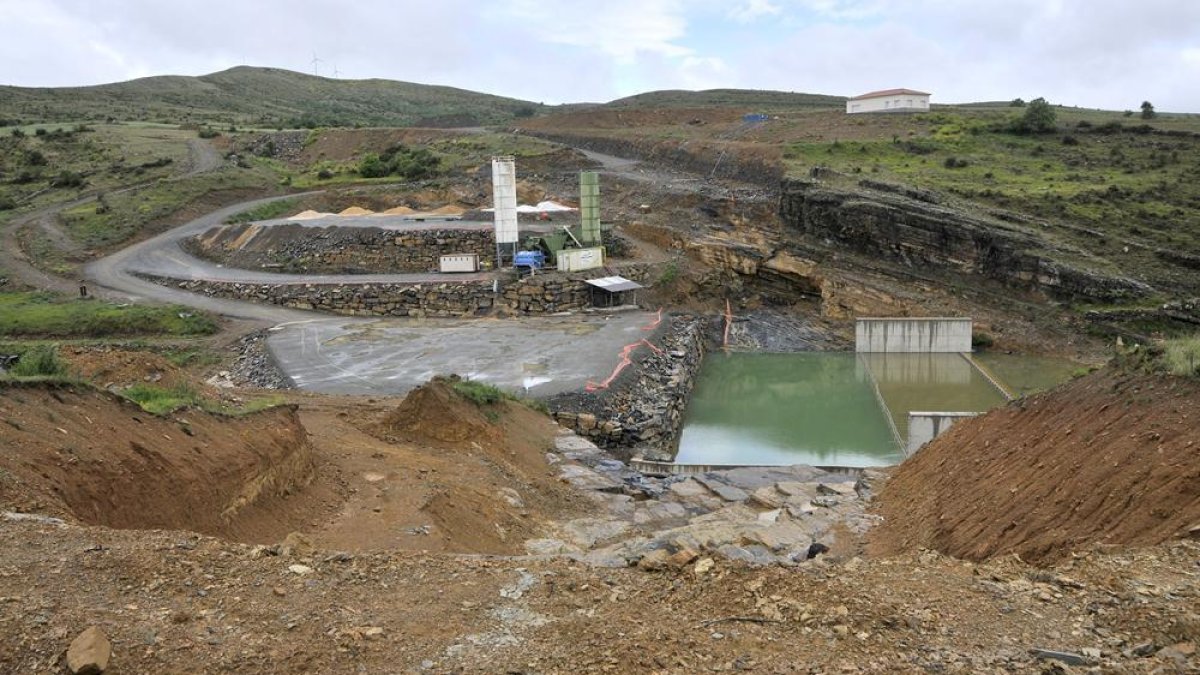 Obras de la presa paralizadas-V. GUISANDE