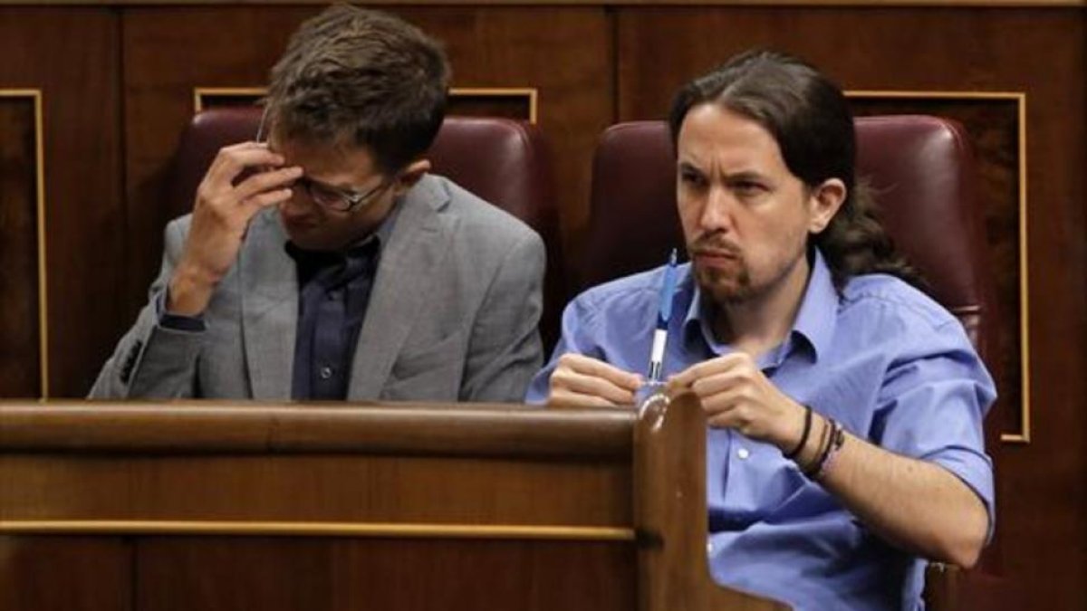 Íñigo Errejón y Pablo Iglesias, en la sesión de investidura del 31 de agosto.-JOSÉ LUIS ROCA