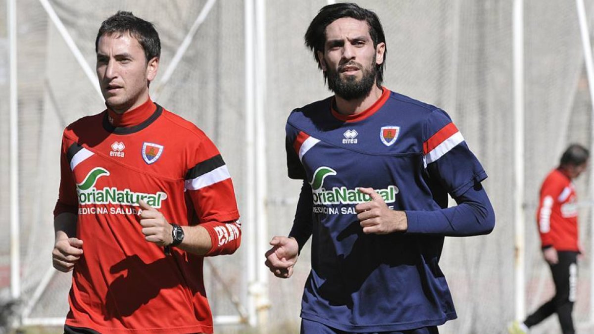 Lassad junto a Roberto Llorente en el entrenamiento de ayer.-VALENTÍN GUISANDE