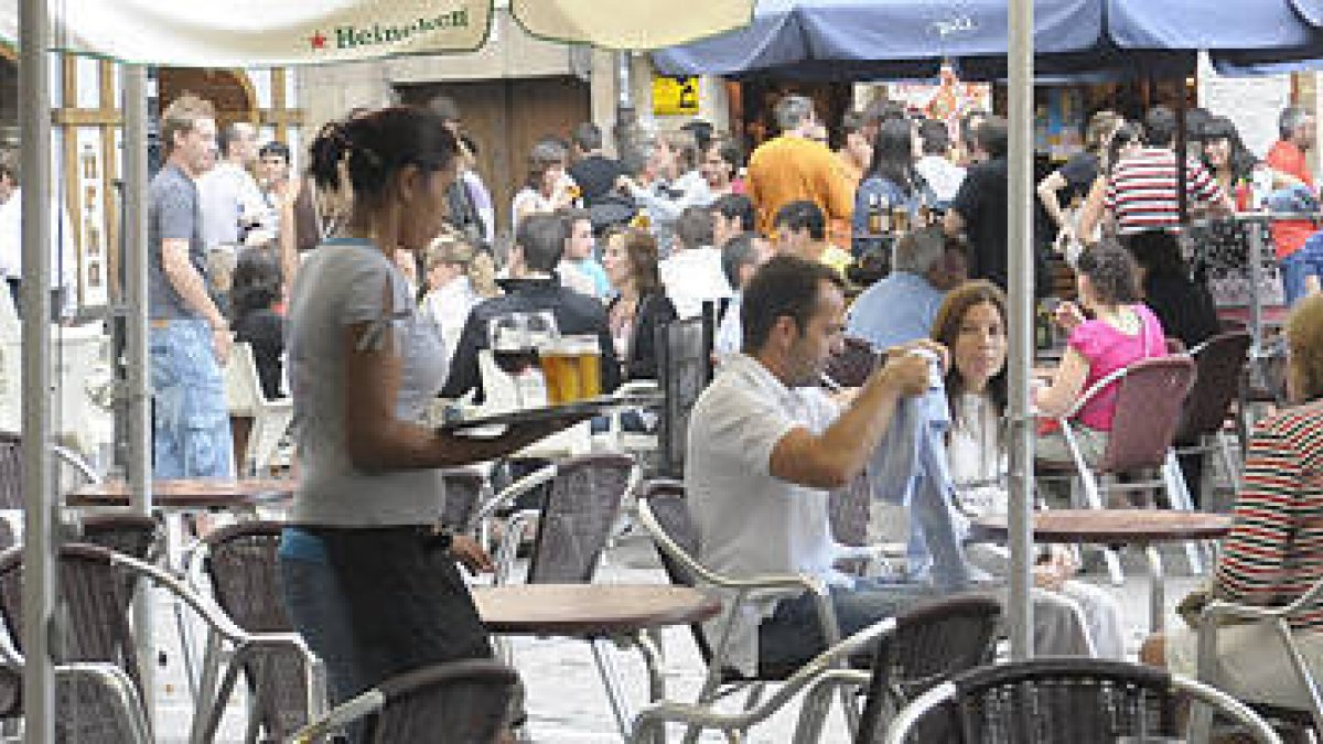 Una empleada de un bar de Herradores, en una imagen de archivo. / FERNANDO SANTIAGO-
