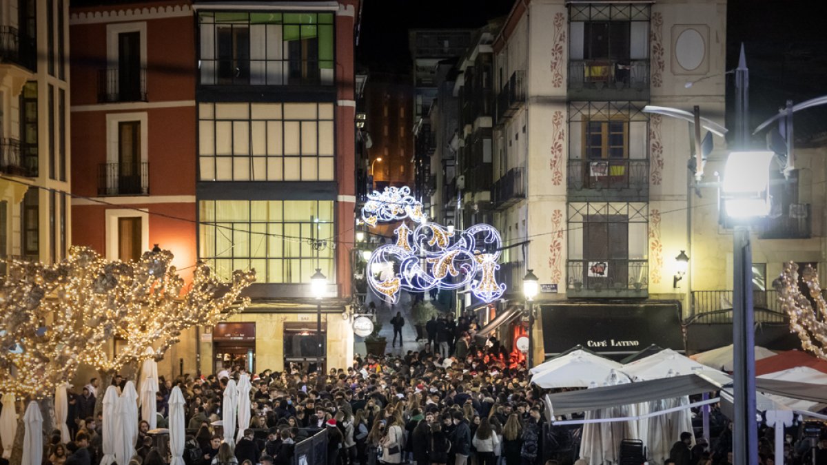 La champanada concentró a numerosos jóvenes aunque apenas cubrían la mitad de la plaza Herradores, llena en los años previos a la pandemia. GONZALO MONTESEGURO