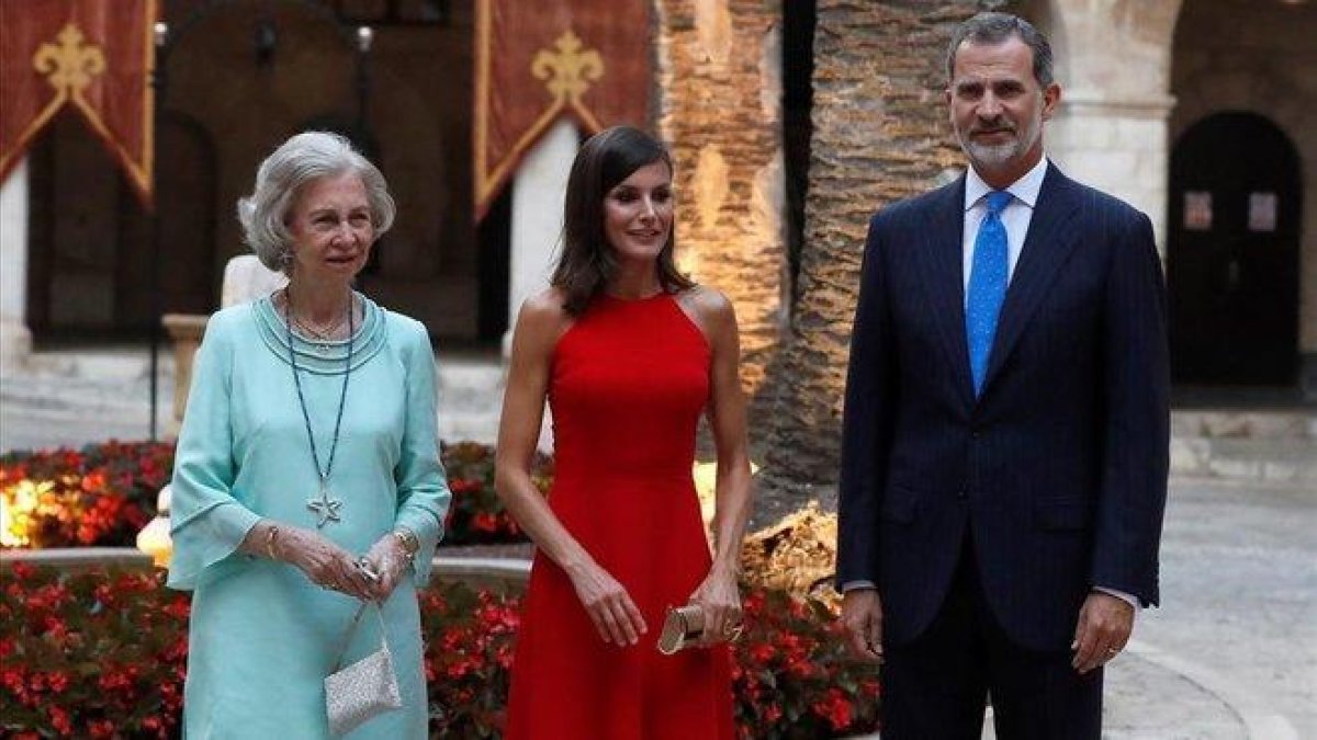Sofía, Letizia y Felipe VI, en la recepción en el Palacio de la Almudaina, en Palma.-EFE / BALLESTEROS
