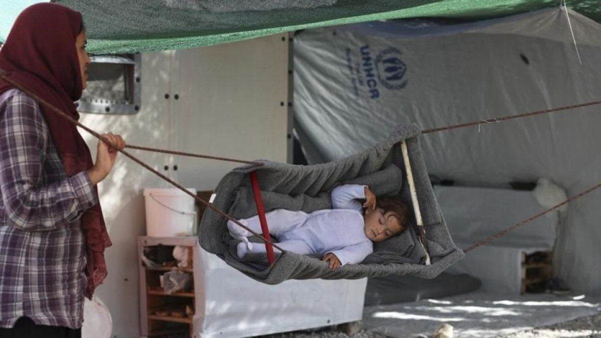 Refugiados en el campo de Kara Tepe, en Lesbos.-AP / PIETROS GIANNAKOURIS