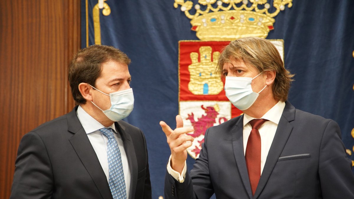 El alcalde de Soria junto al presidente de la Junta. EDUARDO MARGARETO
