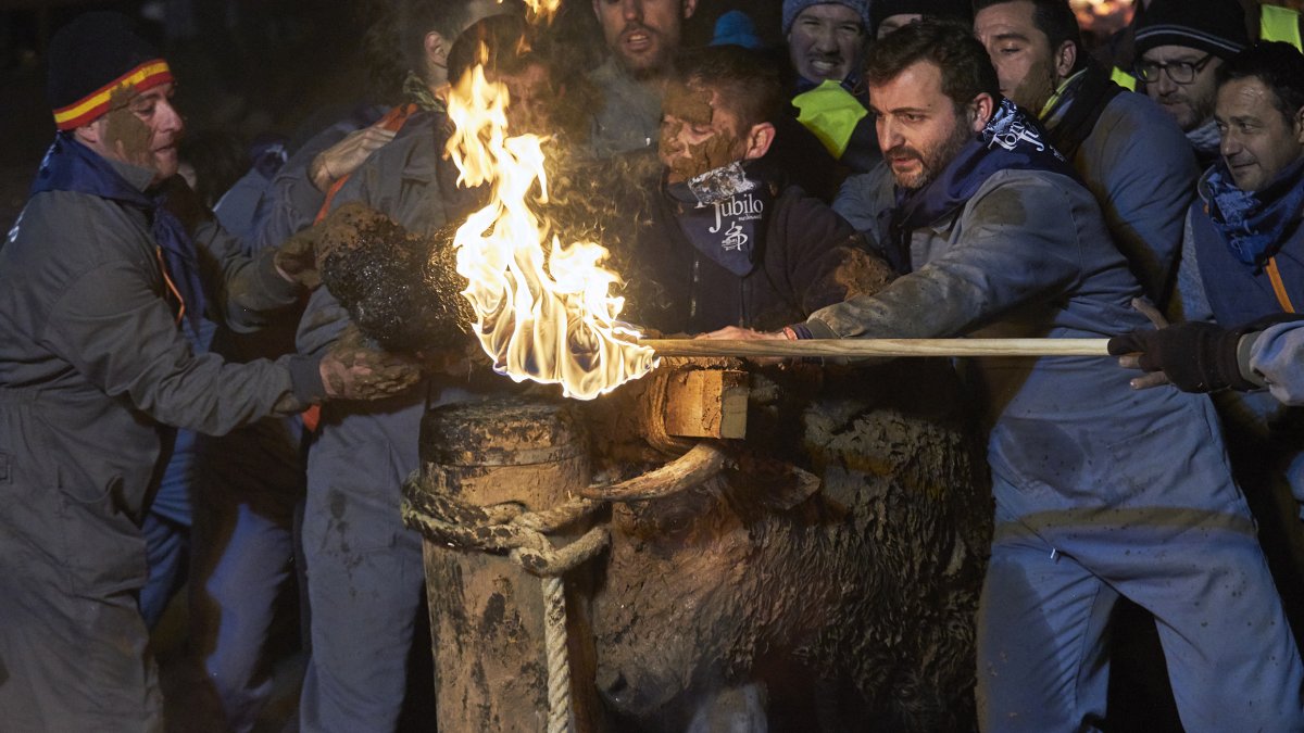 Imagen de archivo del festejo del Toro Jubilo, cuando el animal está a punto de ser soltado por los mozos. L. A. TEJEDOR