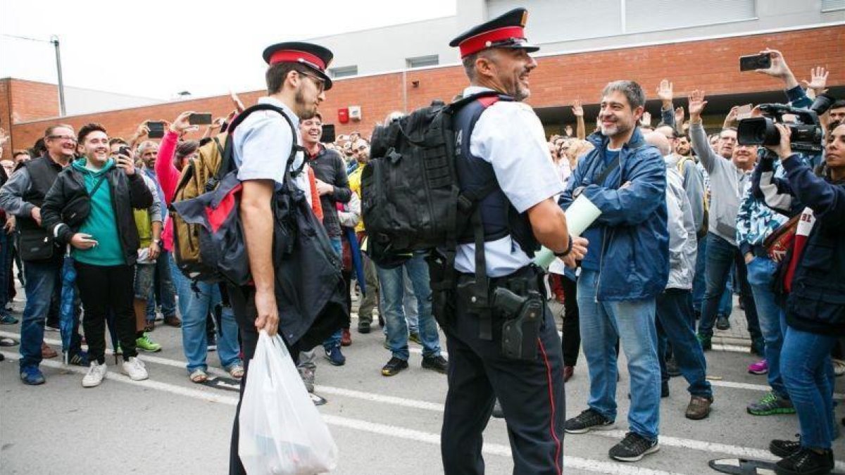 Mossos frente a la puerta de un colegio electoral, el 1 de octubre, en Cardedeu.-ANNA MAS