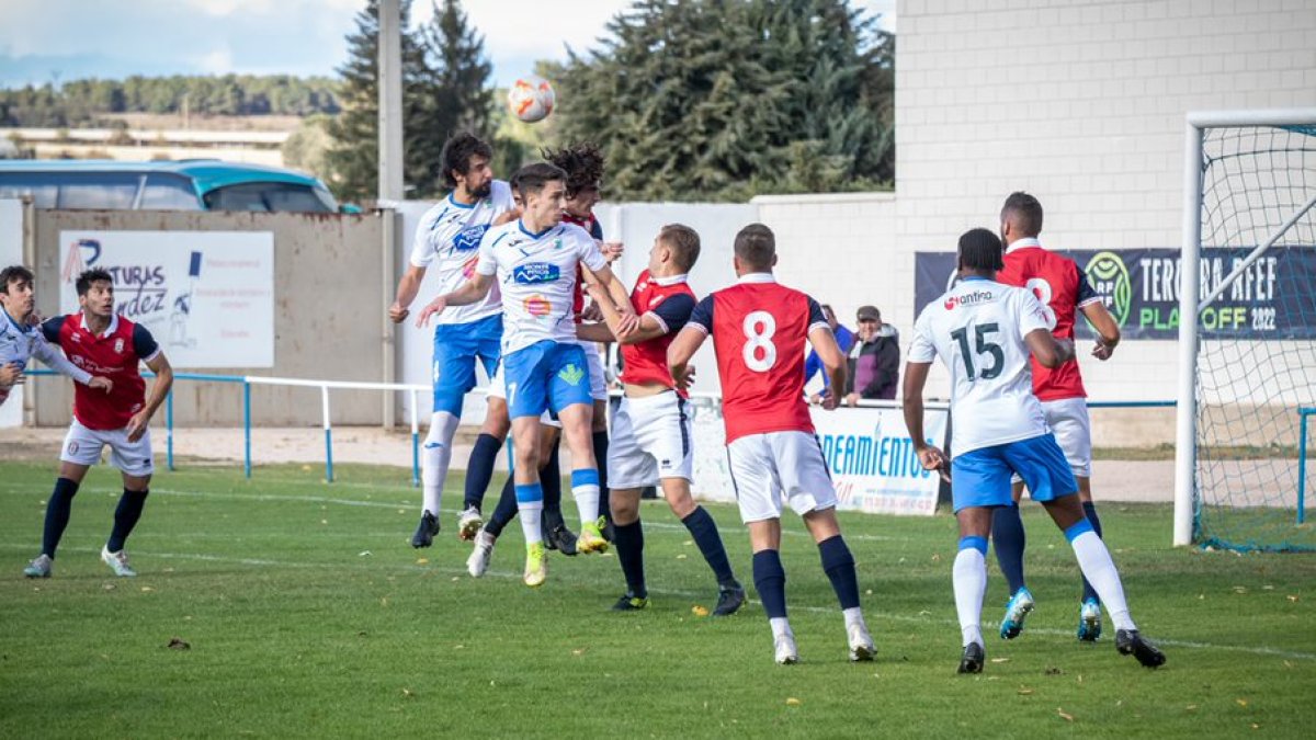 Un gol de Edipo en el tramo final del encuentro dio la victoria a un Almazán que necesitaba sumar de tres en tres para escalar posiciones en la clasificación. Los adnamantinos no ganaban desde la primera jornada de Liga cuando superaban al Numancia B por 1-0. Un triunfo balsámico para el conjunto entrenado por Diego Rojas con el portero Alberto como gran protagonista. Y es que el meta adnamantino paró dos penaltis al Ávila, el segundo en el último minuto.