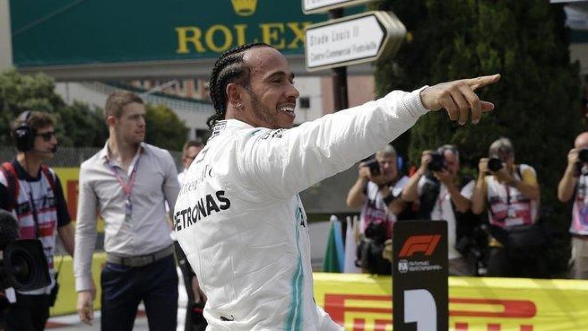 Lewis Hamilton (Mercedes) celebra con el público su pole en las calles de Mónaco.-AP / LUCA BRUNO
