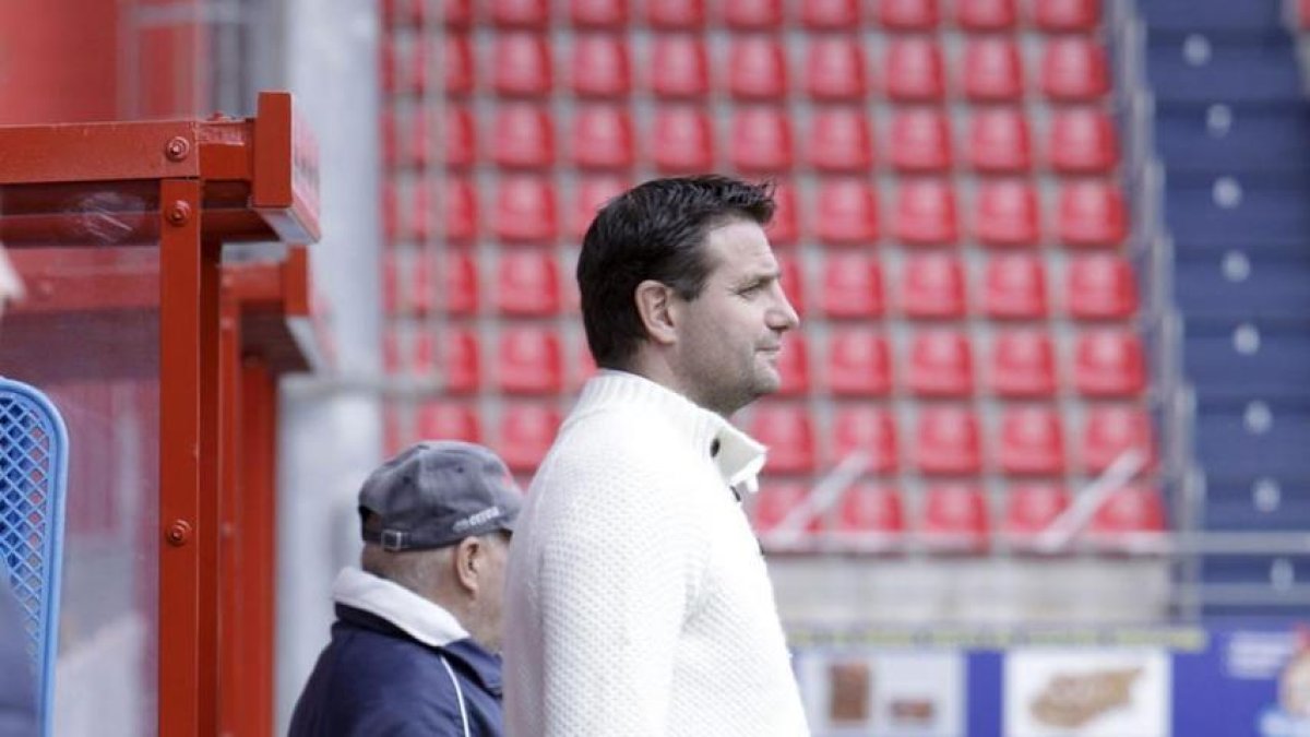 César Palacios a pie de campo del estadio de Los Pajaritos.-Luis Ángel Tejedor