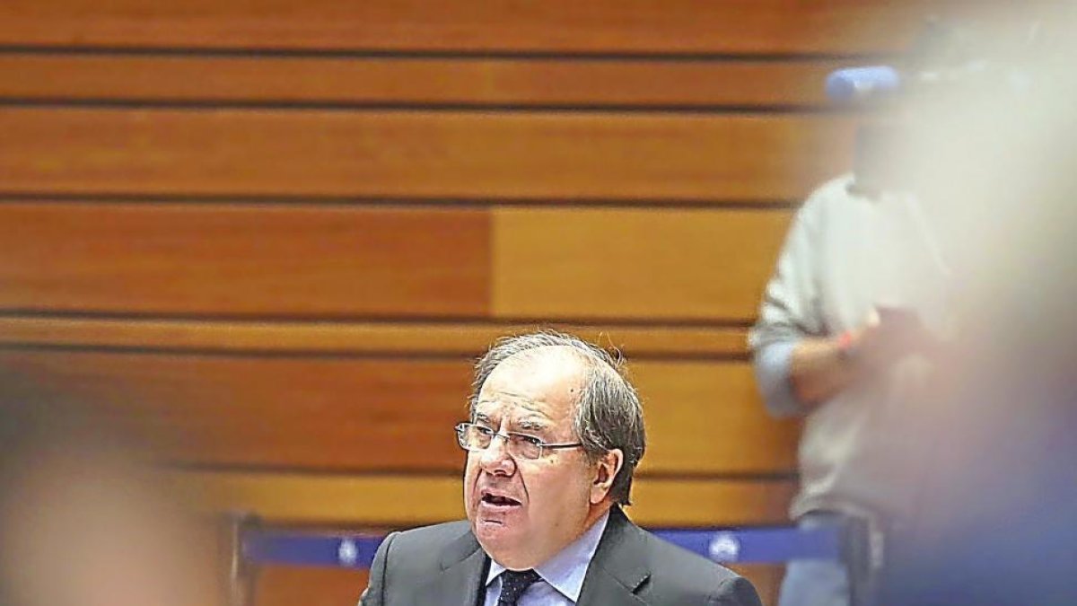 El presidente de la Junta, Juan Vicente Herrera, en una de sus intervenciones en las Cortes durante la sesión de control al Ejecutivo-ICAL