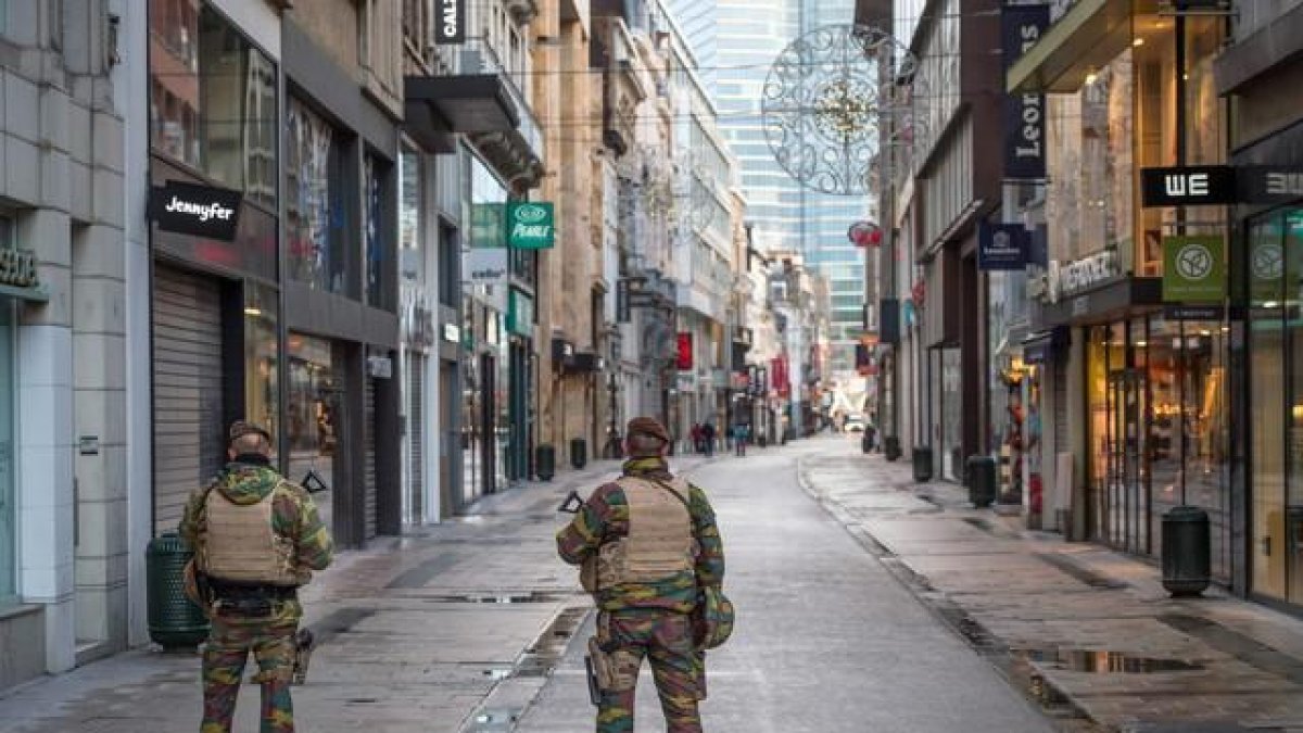 Soldados belgas patrullan por la desierta calle Neuve de Bruselas, una vía comercial de la capital de Bélgica habitualmente llena de ciudadanos.-EFE / STEPHANIE LECOCQ
