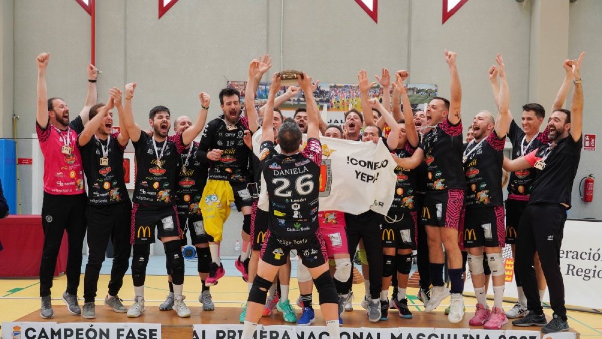 La plantilla del Sporting Moreno Sáez de voleibol celebra el ascenso a Superliga 2. HDS