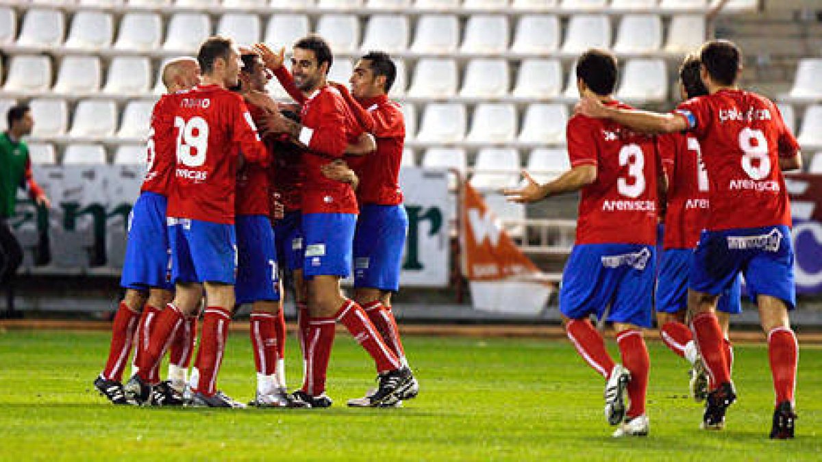 Los jugadores del Numancia se abrazan tras uno de los goles del curso pasado en Albacete. / Área 11-