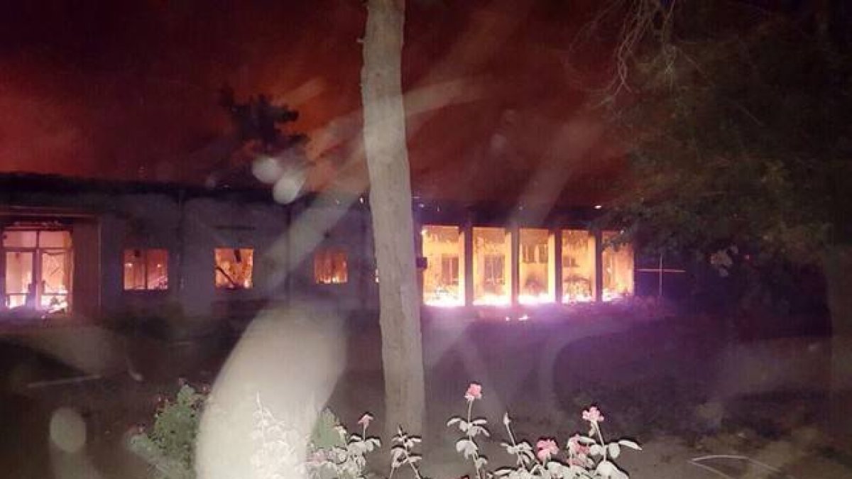 El fuego ha afectado al hospital de MSF en Kunduz tras un bombardeo de EEUU.-AFP / MSF / AFP