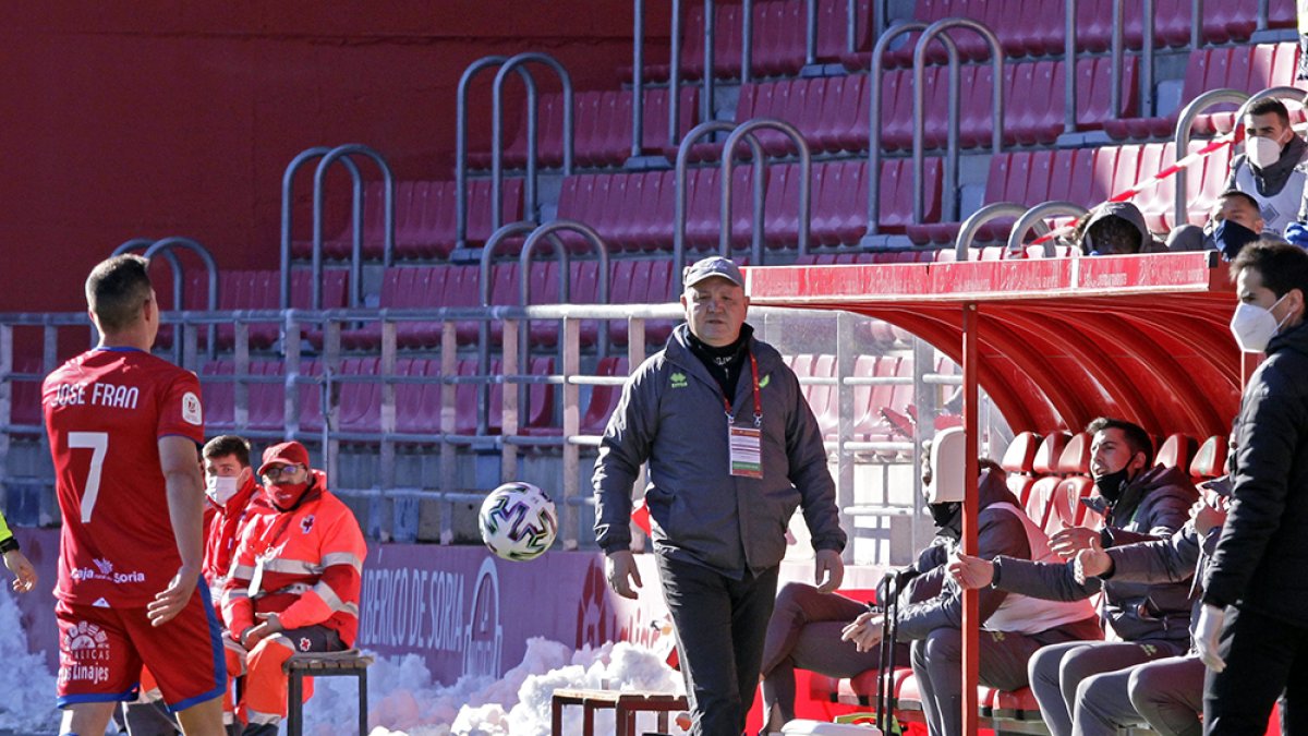 Manix Mandiola, durante el partido del Numancia frente al Almería el pasado miércoles. LUIS ÁNGEL TEJEDOR