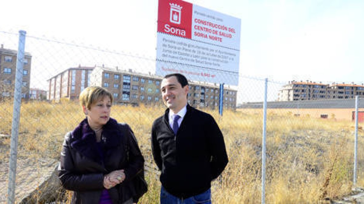 Eloísa Álvarez y Javier Muñoz, en los terrenos reservados. / A. M. -