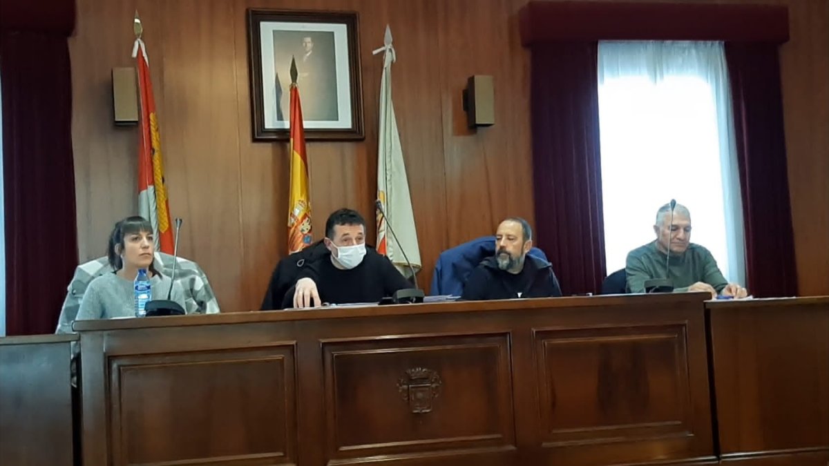 Responsables sindicales ayer en la asamblea de trabajadores de Almazán. HDS