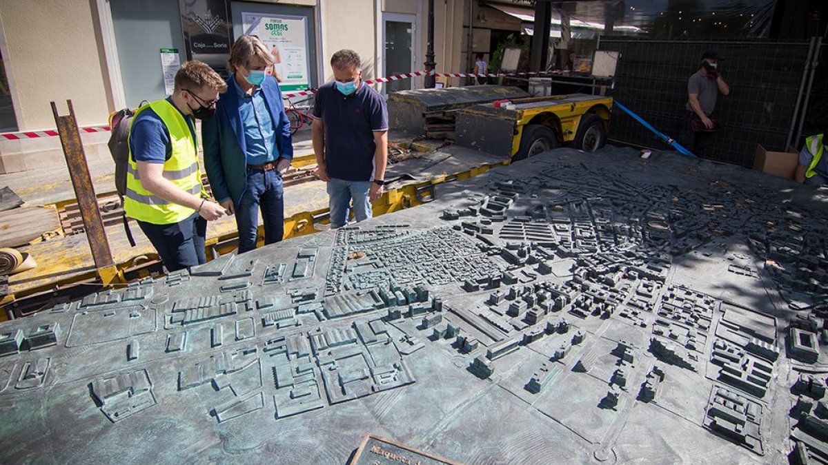 El alcalde comprueba la instalación de la maqueta en la mañana de ayer. GONZALO MONTESEGURO