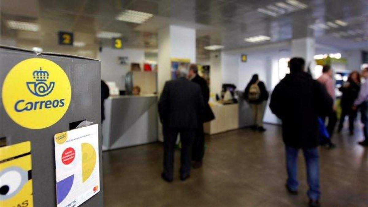 Una oficina de Correos de Madrid.-EFE / CARLOS PÉREZ