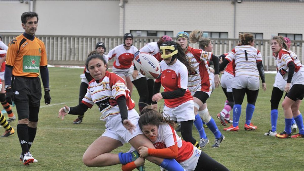 Algunas de las jugadas protagonizadas por el combinado aragonés, ayer, en el partido disputado ante Madrid B en el anexo de Los Pajaritos.-VALENTÍN GUISANDE
