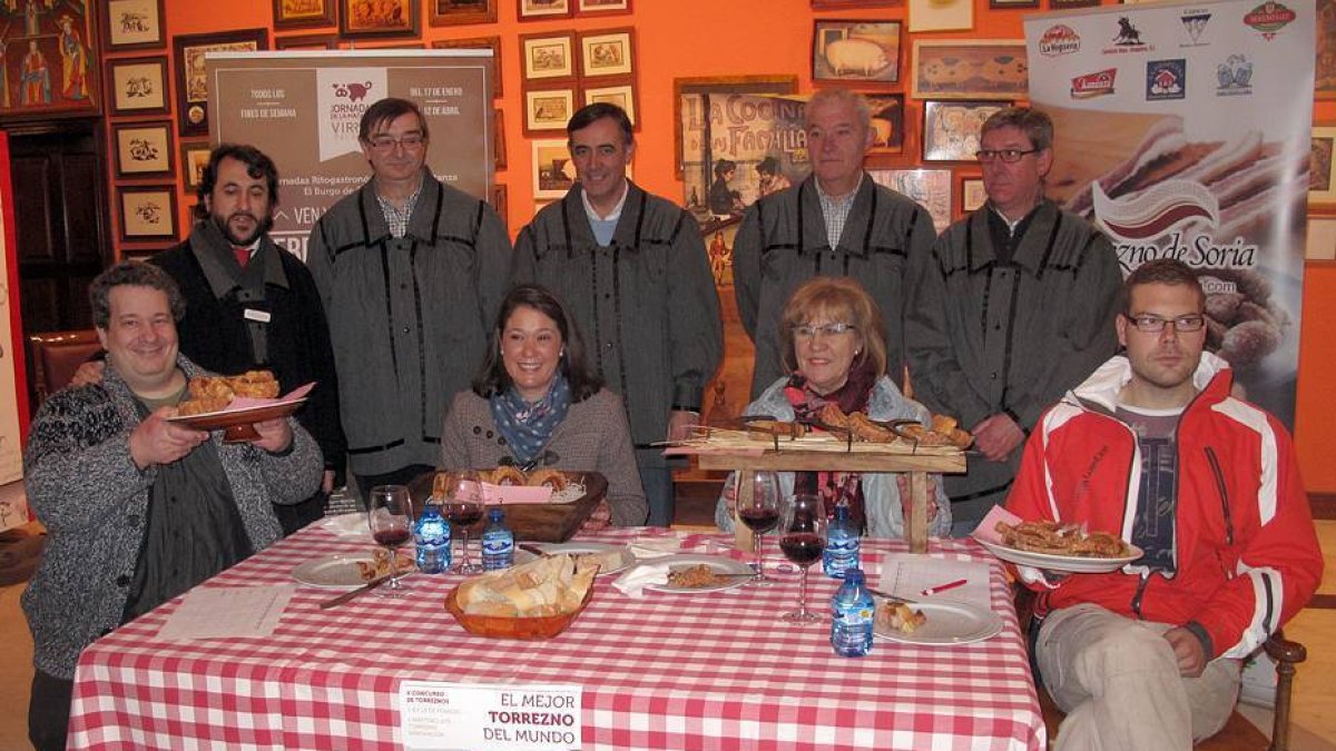Ganadores y jurado posan con los torreznos elegidos.-JAVIER NICOLÁS