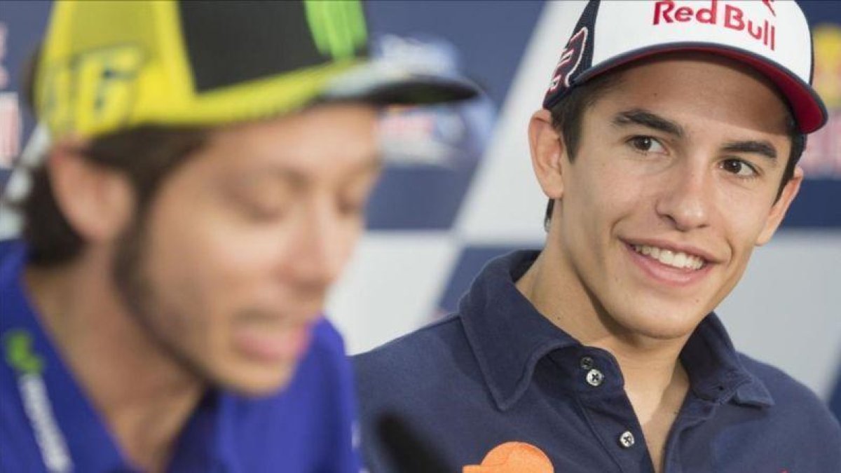 Marc Márquez sonrie, en Argentina, escuchando las explicaciones de Valentino Rossi.-MIRCO LAZZARI
