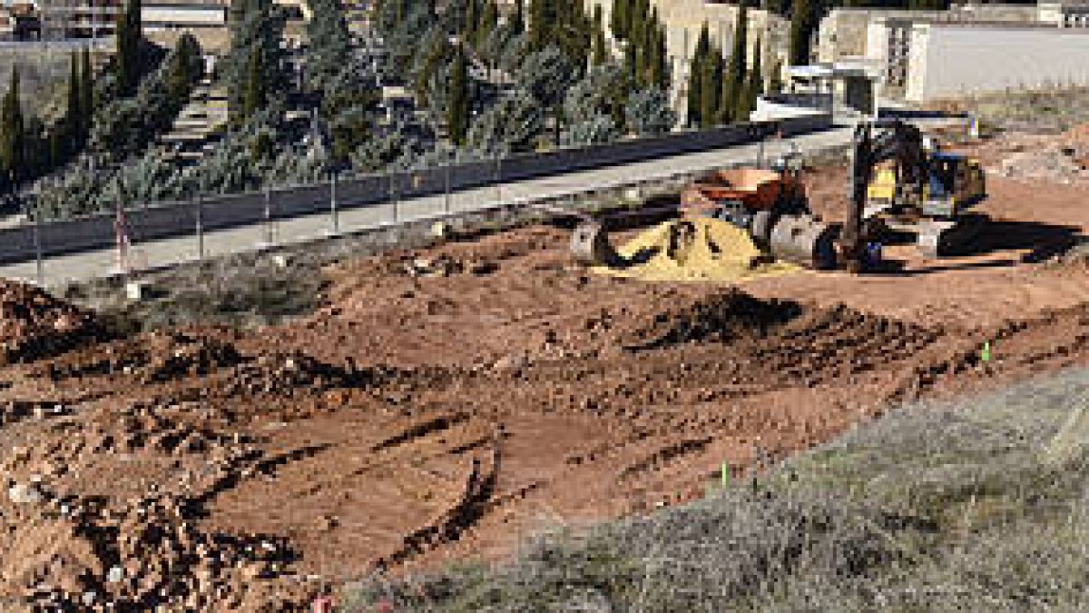 Las obras de ampliación del cementerio dieron comienzo la semana pasada. / VALENTÍN GUISANDE-