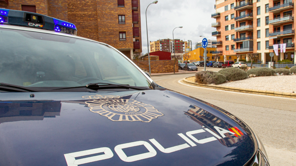 Vehículo de la Policía Nacional cerca de la zona en la que actuaba el presunto delincuente en Soria. MARIO TEJEDOR