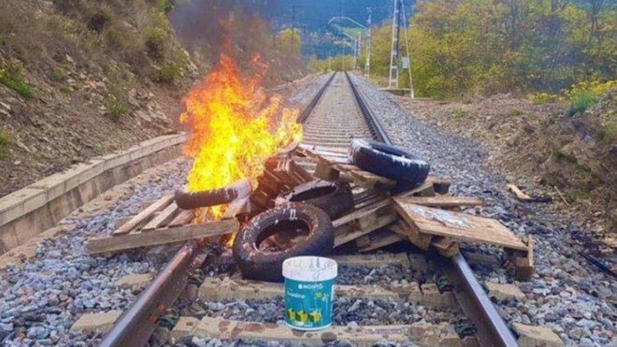 Barricada de neumáticos, palets y pintura, a la altura de Puigcerdà, el lunes.-EL PERIÓDICO
