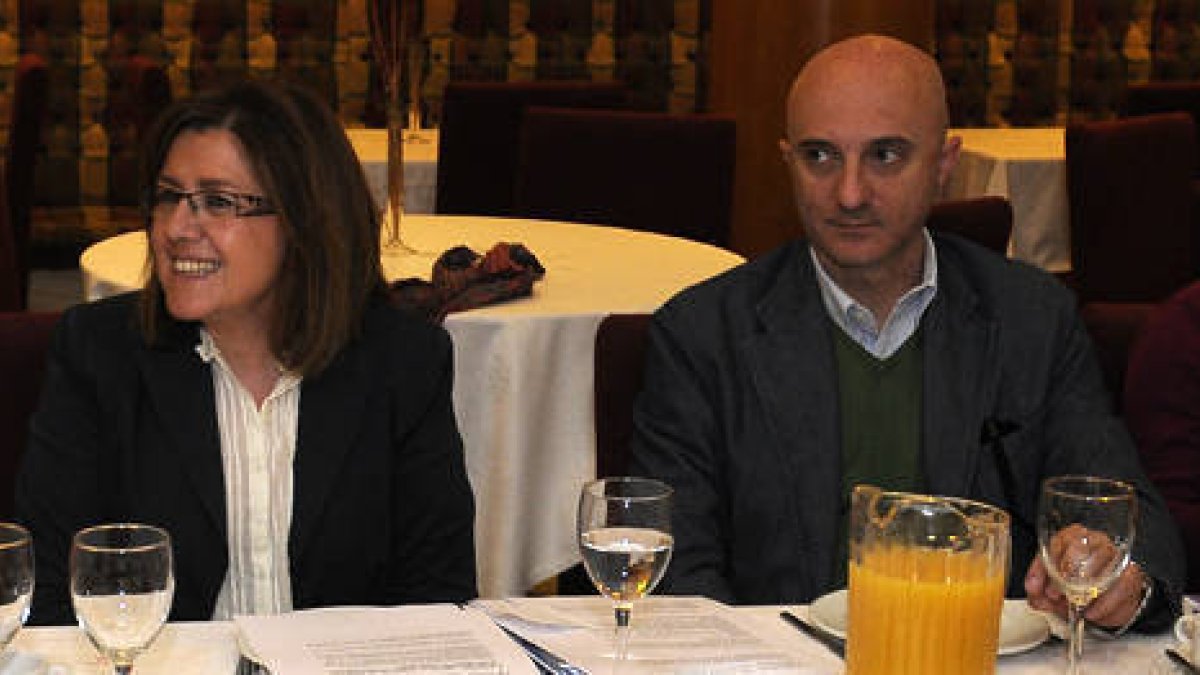 Gómez Cobo, junto a la presidenta de los ‘poulares’ Marimar Angulo durante un acto electoral previo a los comicios municipales. / ÚRSULA-