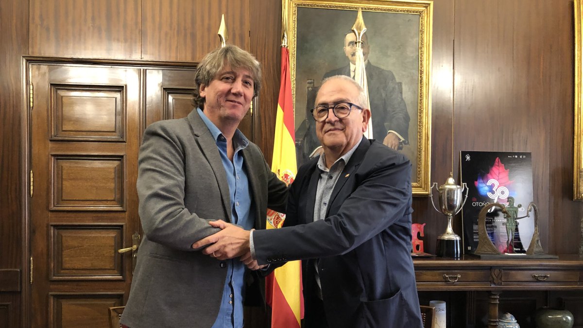 El alcalde, Carlos Martínez, y el presidente de Cruz Roja, Modesto Fernández, tras la firma del convenio. JAC.