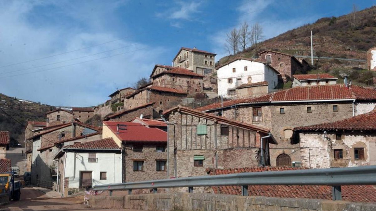 Montenegro de Cameros deberá tomar rutas alternativas en su conexión con La Rioja. HDS