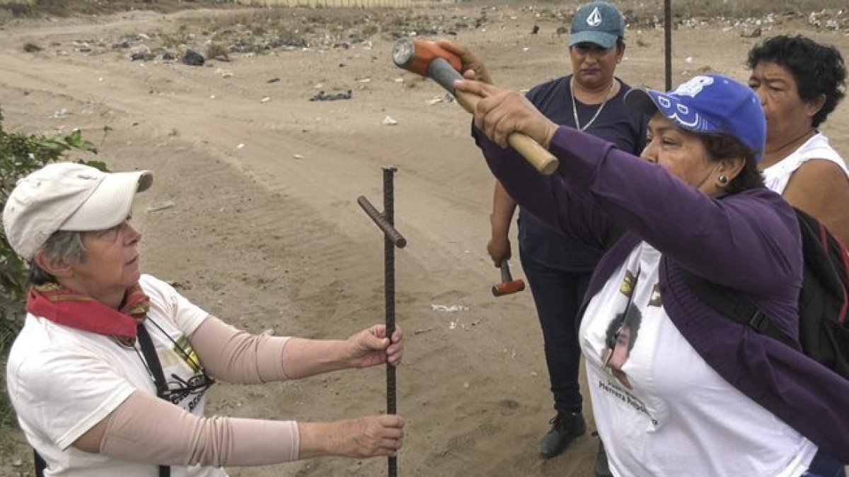 Miembros del Colectivo Solecito clavan varillas en busca de cadáveres de personas desaparecidas, en Veracruz.-AITOR SÁEZ