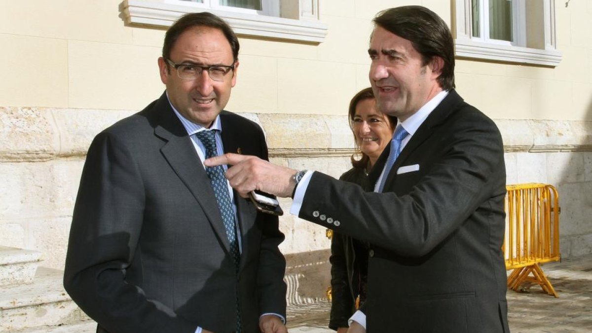 El consejero de Fomento y Medio Ambiente, Juan Carlos Suárez-Quiñones (D), junto a la secretaria generla de la consejería, Carmen Ruiz (C) y el alcalde de Palencia, Alfonso Polanco (I), antes de la reunión para tratar diferentes temas de interés para la c-Ical