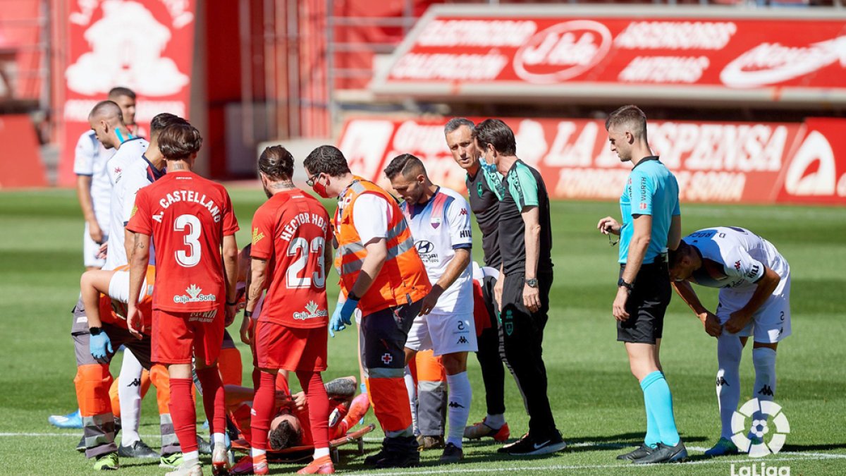 Sola, ya en la camilla, se rompía el cruzado y no volverá a pisar los terrenos de juego hasta el próximo año. LaLiga