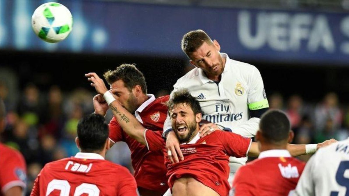 Sergio Ramos se alza por encima de Nicolas Pareja, en el encuentro entre el Real Madrid y el Sevilla de la Supercopa de Europa.-JONATHAN NACKSTRAND / AFP
