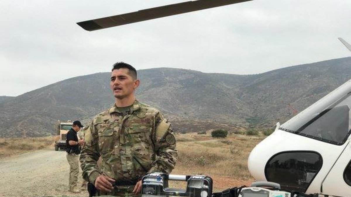 Un agente de la Unidad de Trauma  Busqueda y Rescate de la Patrulla Fronteriza de los EEUU.-EFE