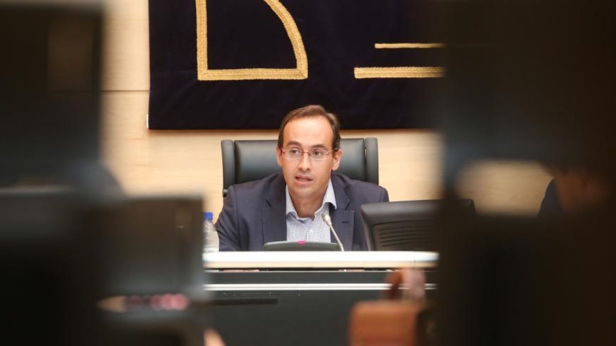 El director general de Gestión Económica de la Consejería de Sanidad de la Junta, José Ángel Amo Martín, comparece ante la comisión de investigación del Hospital de Burgos-ICAL