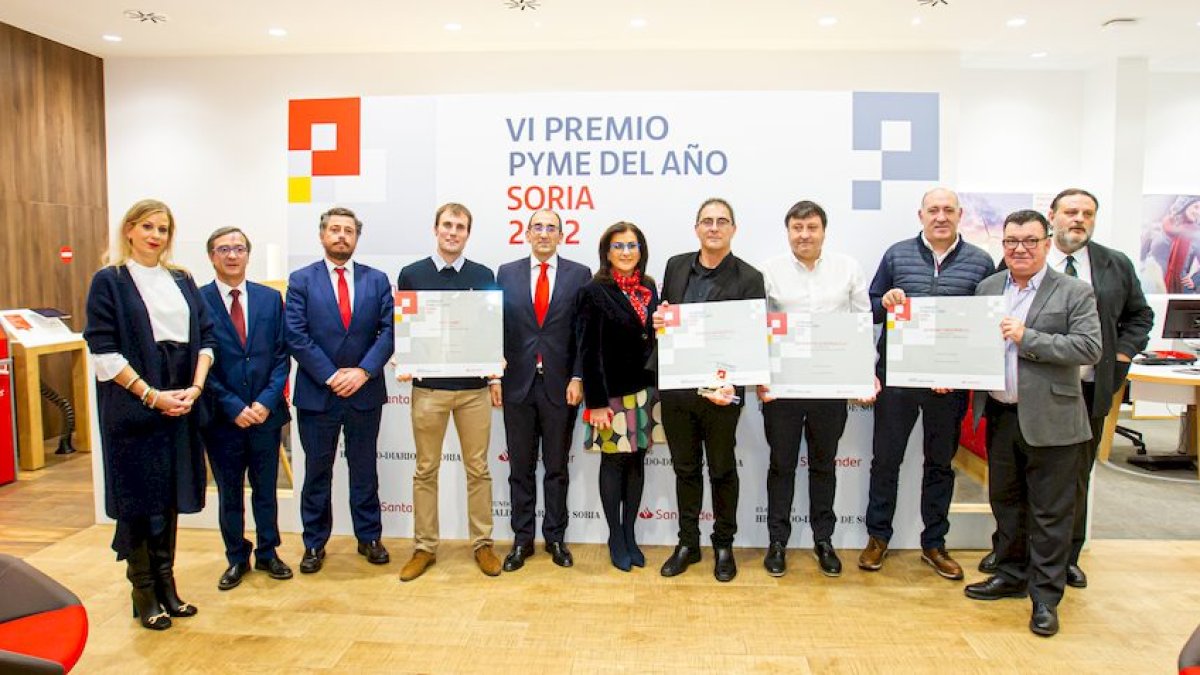 Foto de familia de los premiados por Cámara de España y Banco Santander. MARIO TEJEDOR