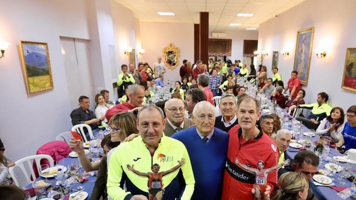 Ayer, un centenar de sorianos homenajearon a Abel Antón y a Fermín Cacho en la Casa de Soria en Sevilla.-ICAL