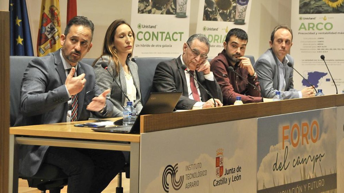 Ortiz, Pérez, García, León y Blanco en la mesa redonda del Foro del Campo.-VALENTÍN GUISANDE